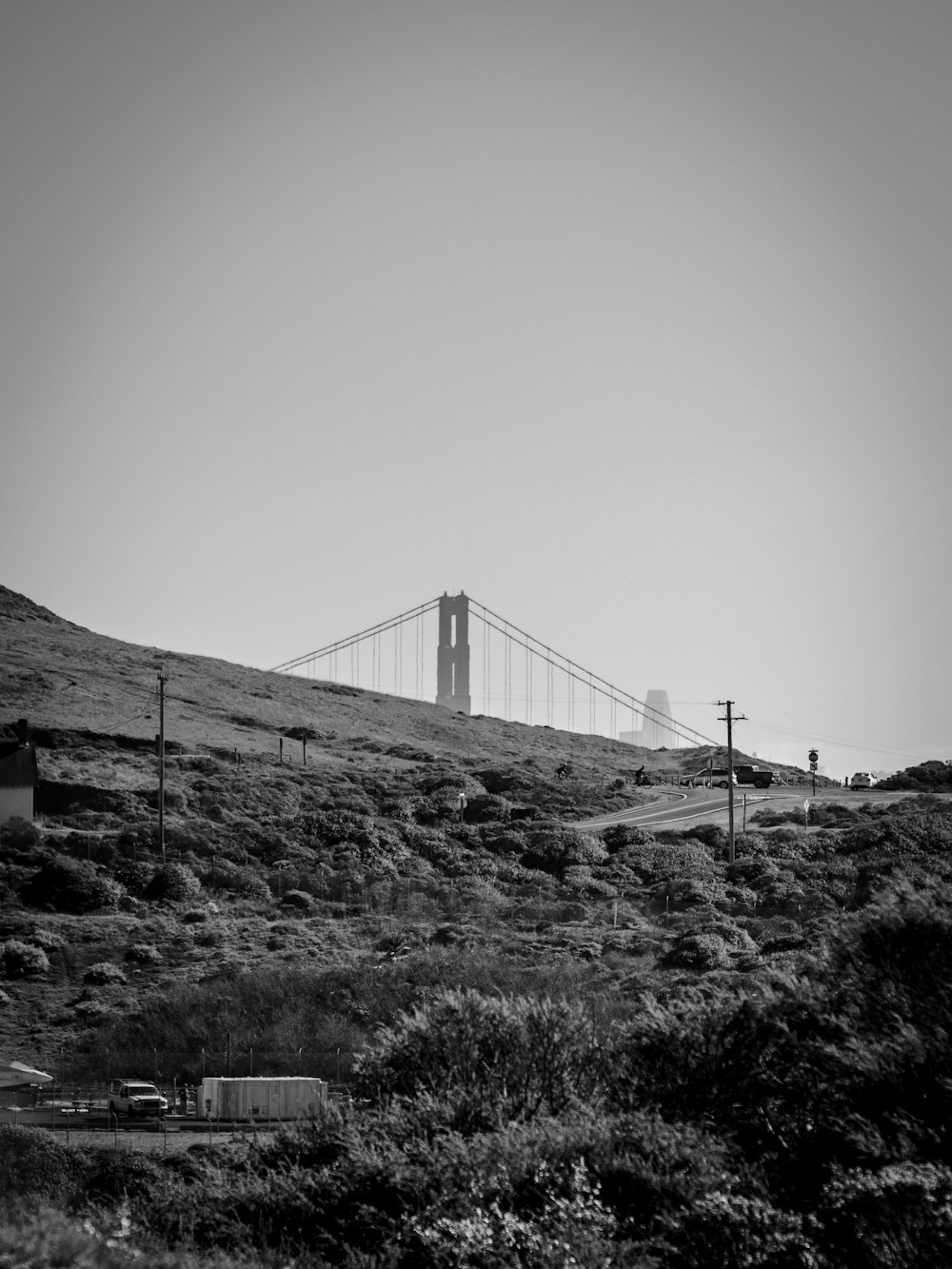 foto em tons de cinza da ponte dourada do portão