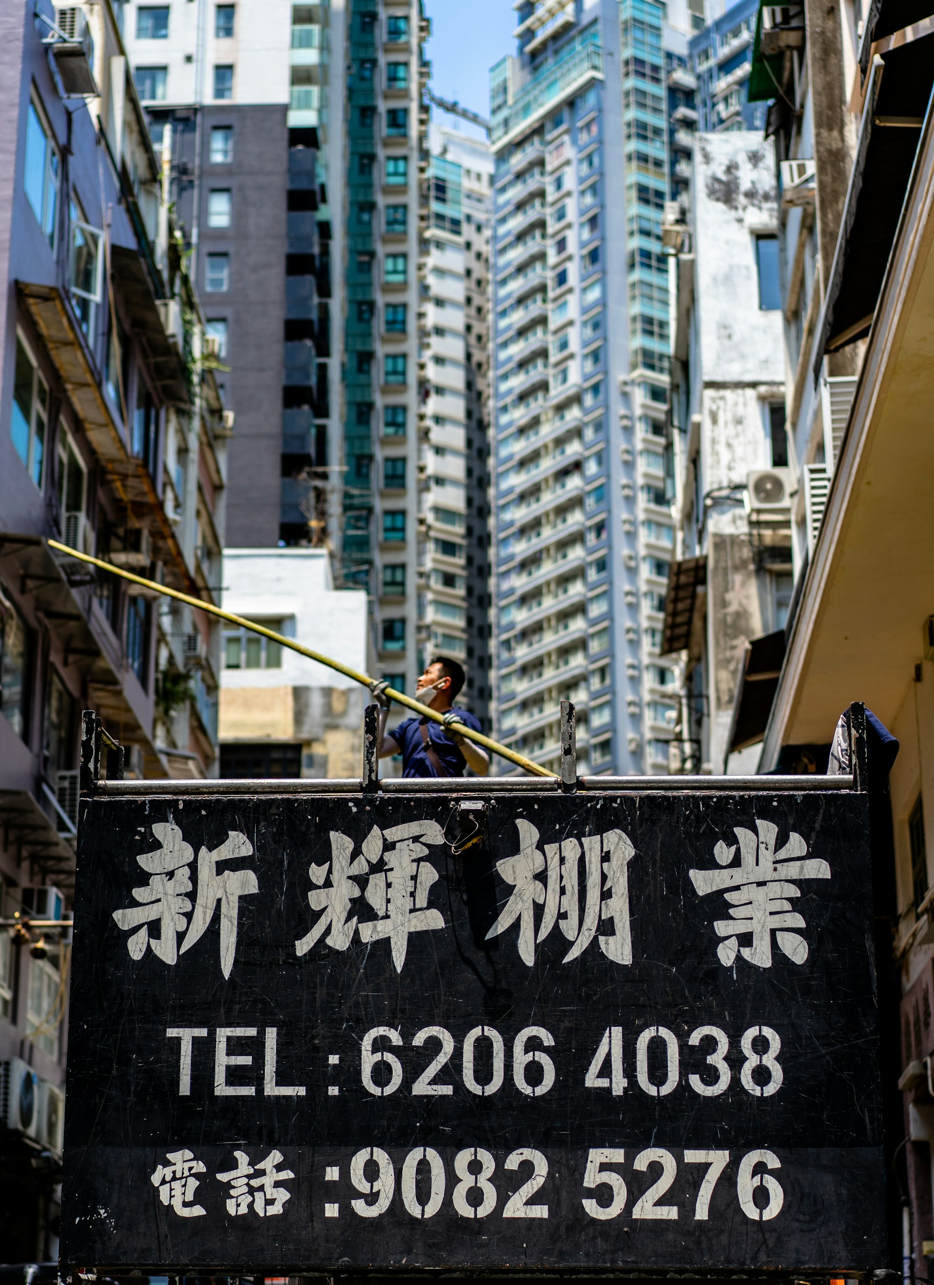 gray computer monitor