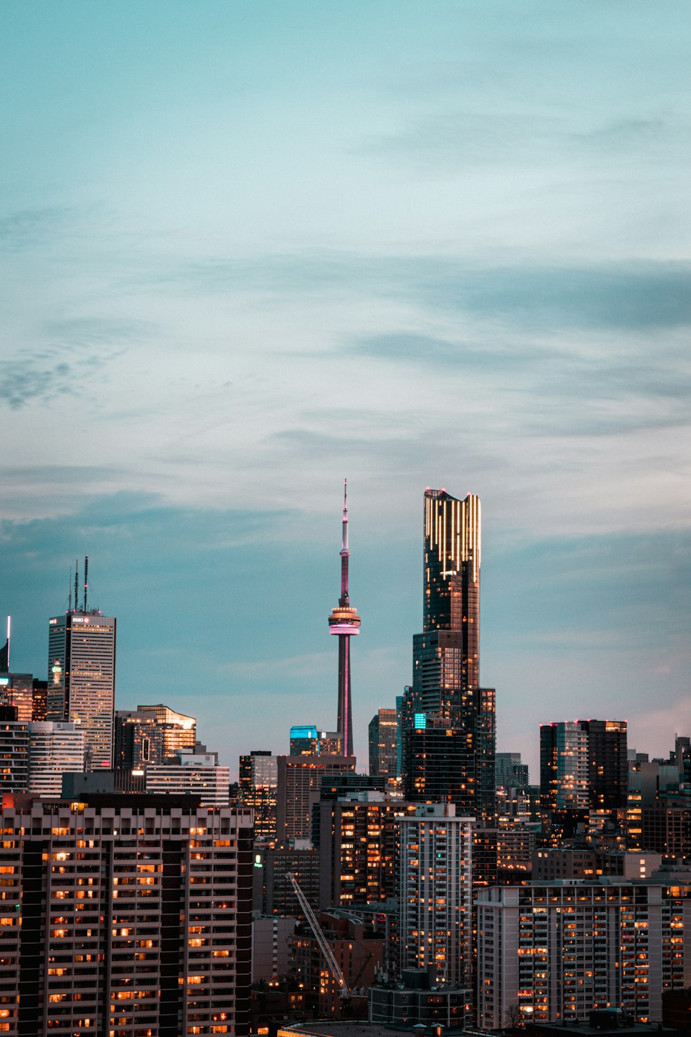 skyline della città sotto il cielo nuvoloso grigio durante il giorno