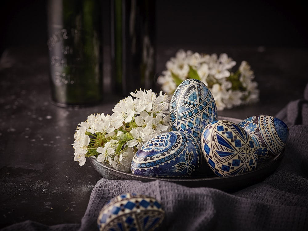 ornamento de ovo floral azul e branco
