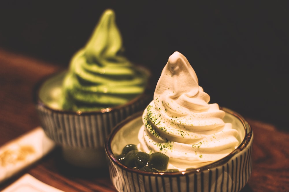 Cupcake cubierto de glaseado blanco en plato de cerámica negra