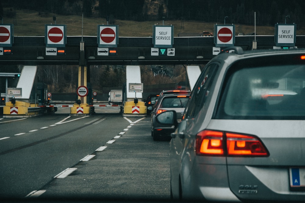 VUS gris sur la route pendant la journée