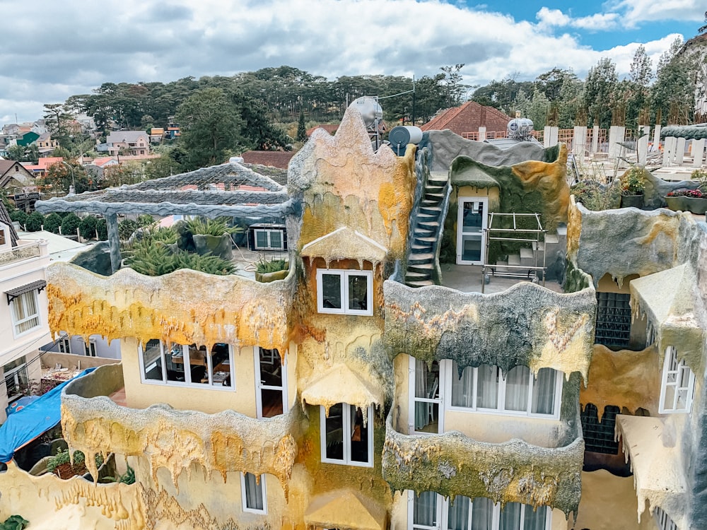 Casa de hormigón marrón y blanco bajo nubes blancas durante el día