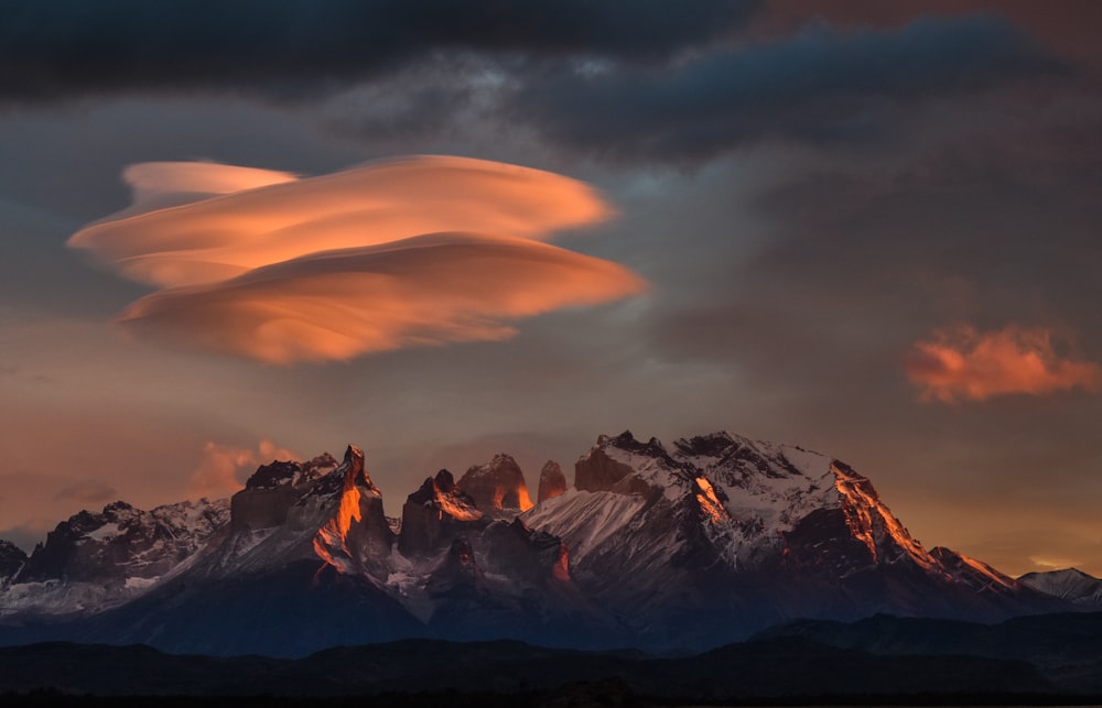 montanha rochosa sob o céu laranja