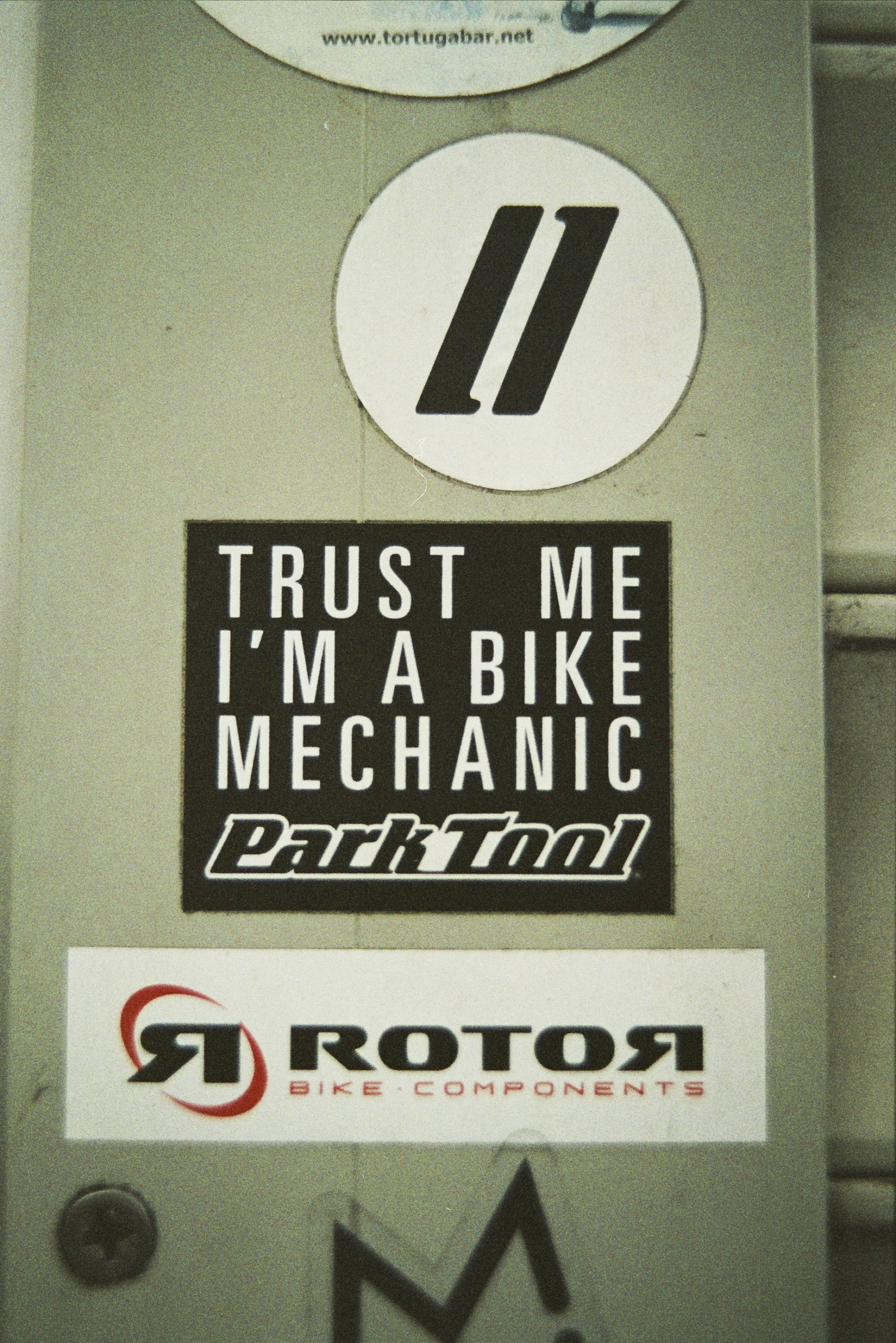 TRUST ME I'M A BIKE MECHANIC. Made with Leica R7 (Year: 1994) and Leica Summicron-R 2.0 35mm (Year: 1978). Analog scan via Foto Brinke Forchheim: Fuji Frontier SP-3000. Film reel: Agfa XRG 200 (expired 2002)