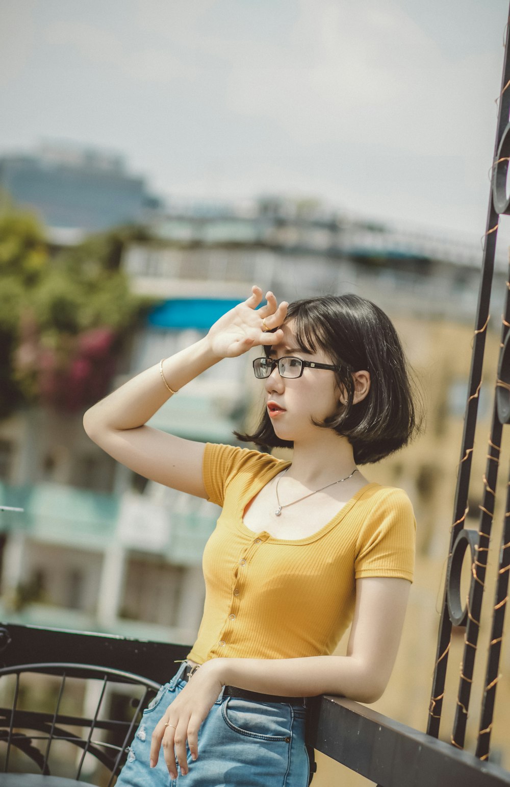 Recomendación Revisión Grillo Foto Mujer con camisa amarilla de manga corta con cuello redondo  sosteniendo sus gafas de sol – Imagen Vestir gratis en Unsplash