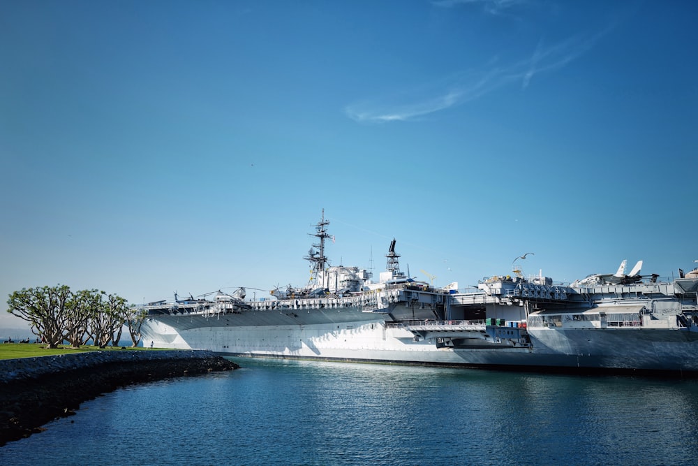 weißes Schiff tagsüber auf See unter blauem Himmel