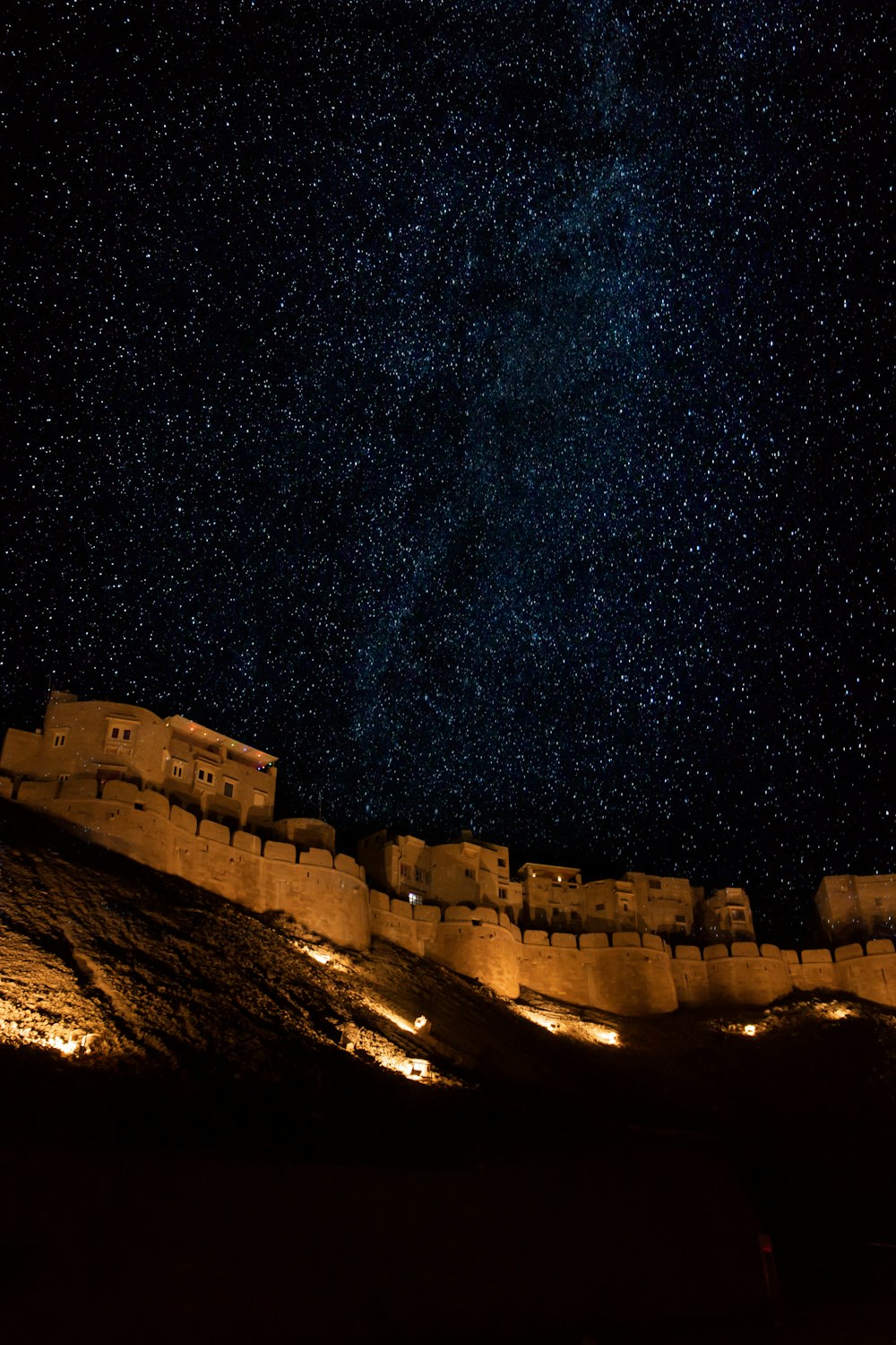 星空の下の茶色のコンクリートの建物