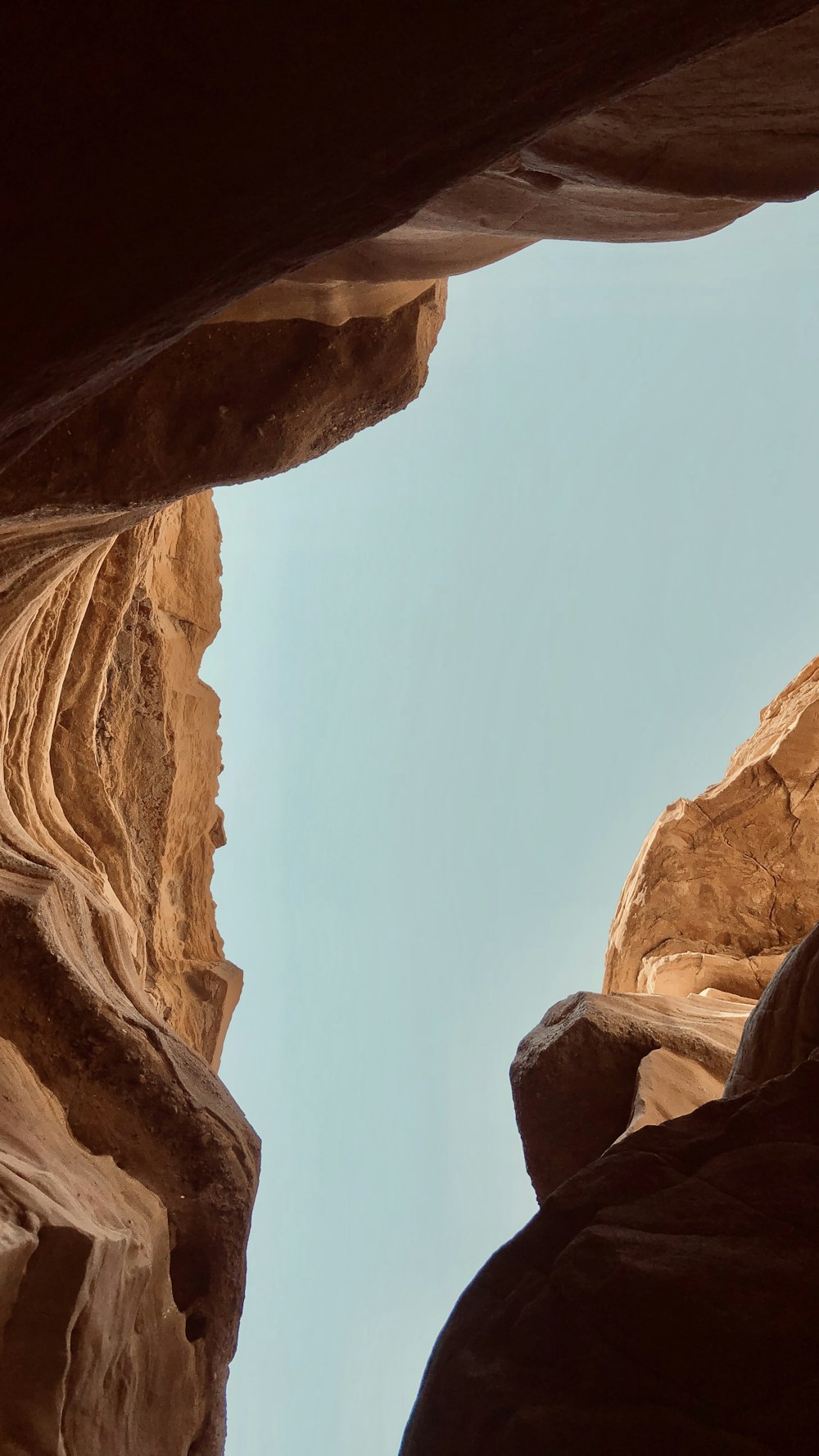 Braune Felsformation unter blauem Himmel tagsüber