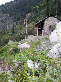 A cozy cottage nestled in the peaceful hills of Sandinha, perfect for a restful stop along National 2.