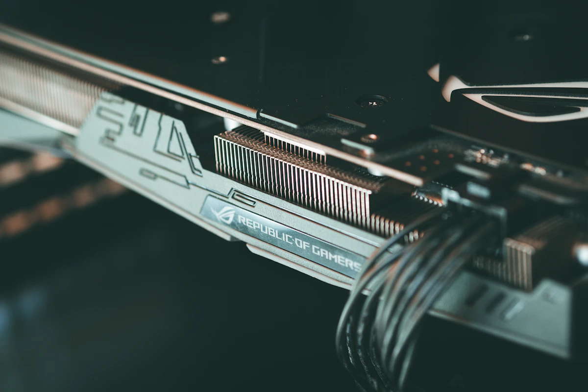 Chips GPU apilados representando la escasez de cómputo de IA en 2026