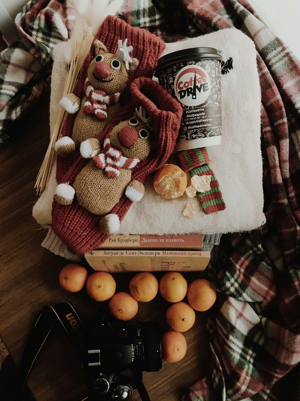 white and red santa hat