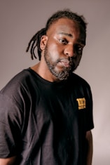 man in black crew neck t-shirt