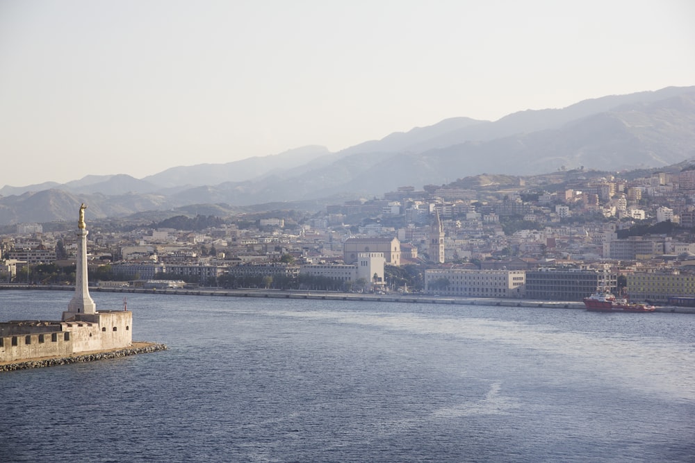 Skyline della città attraverso lo specchio d'acqua durante il giorno