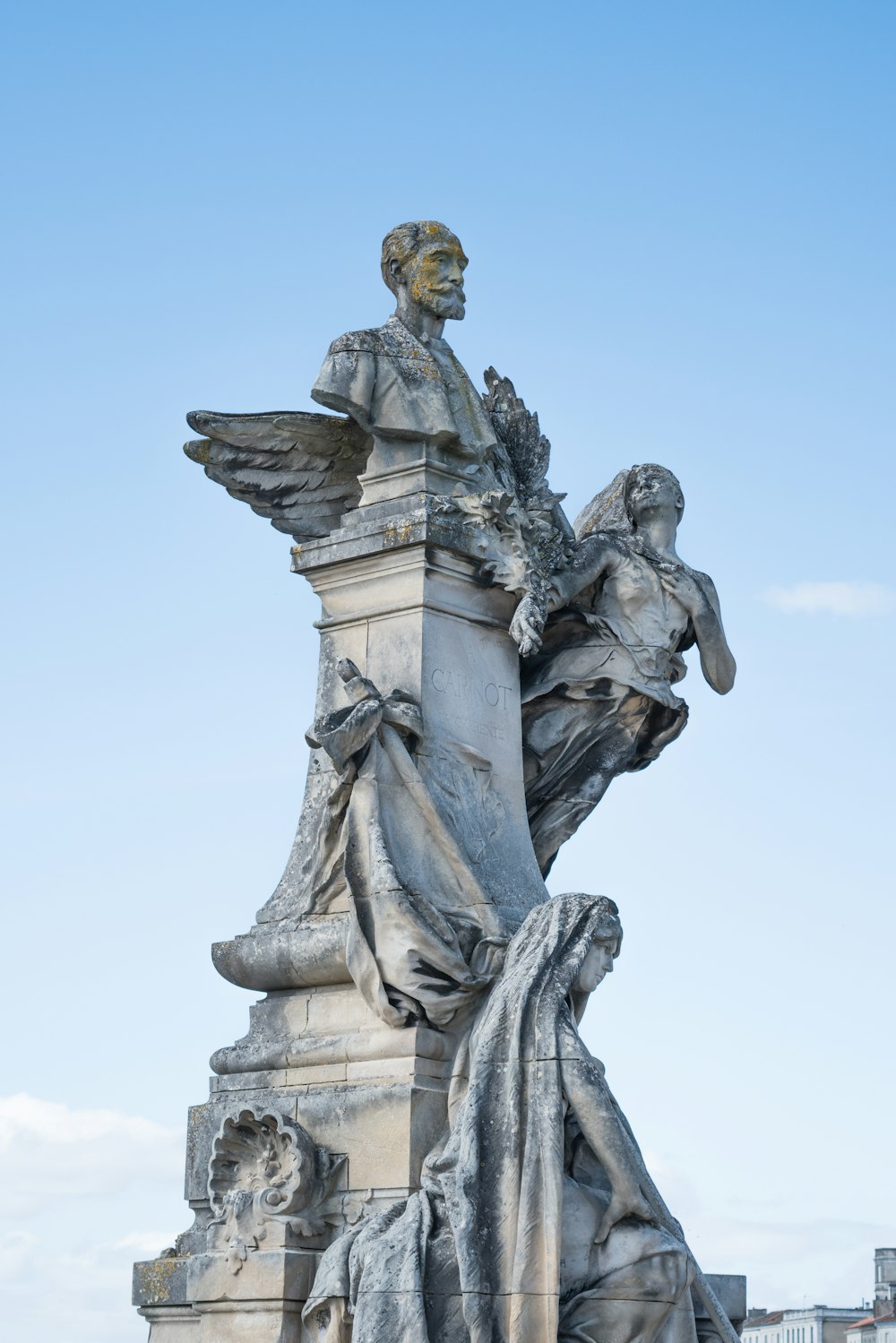 Engelsstatue unter blauem Himmel tagsüber