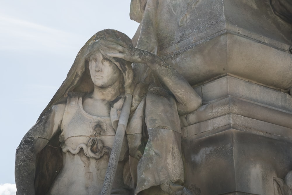 Mujer en estatua de vestido blanco