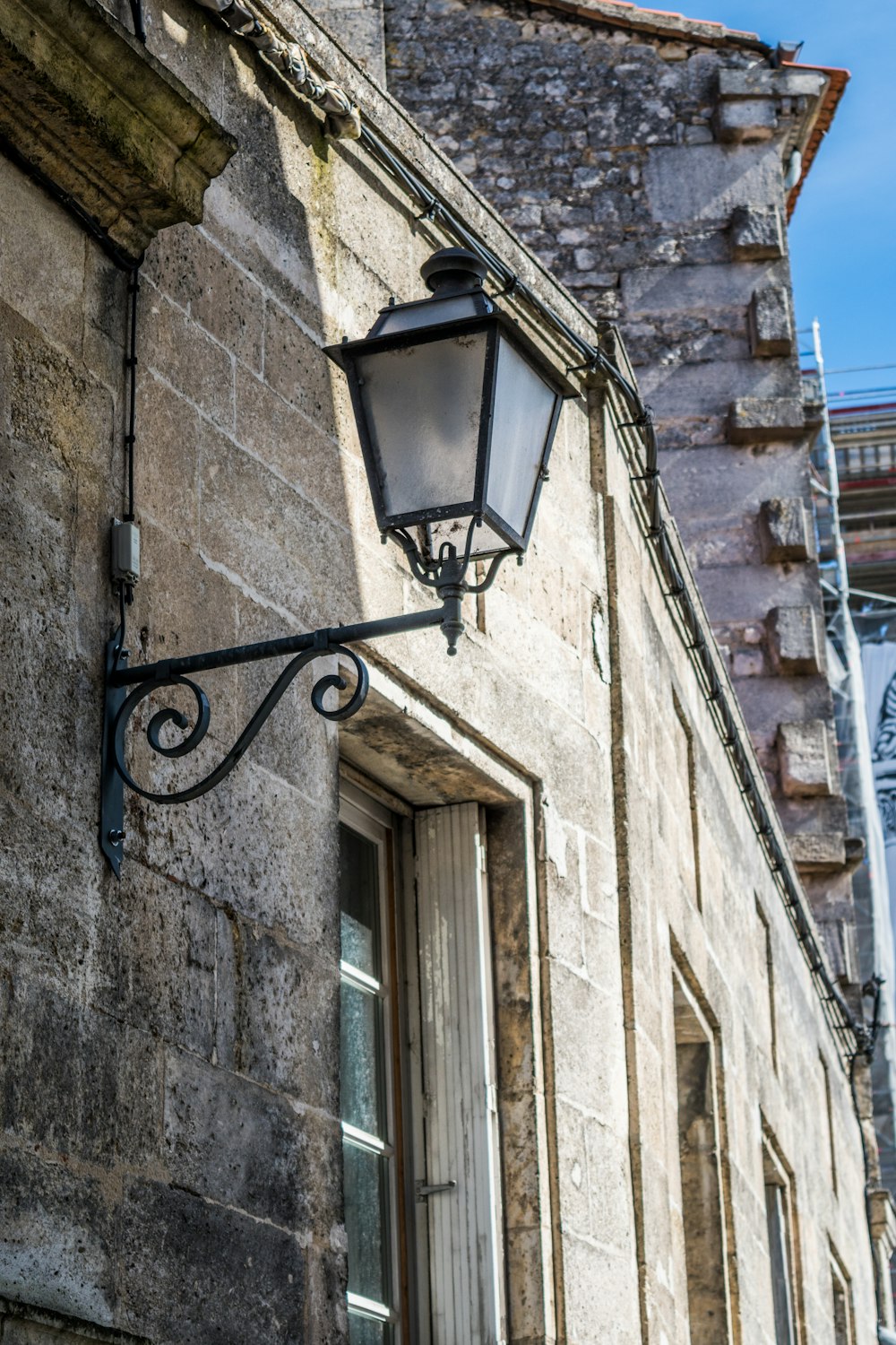 a street light on the side of a building