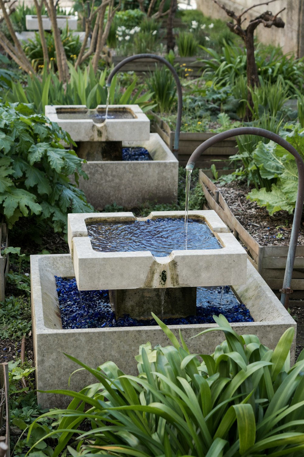 Weißer und blauer Betonbrunnen