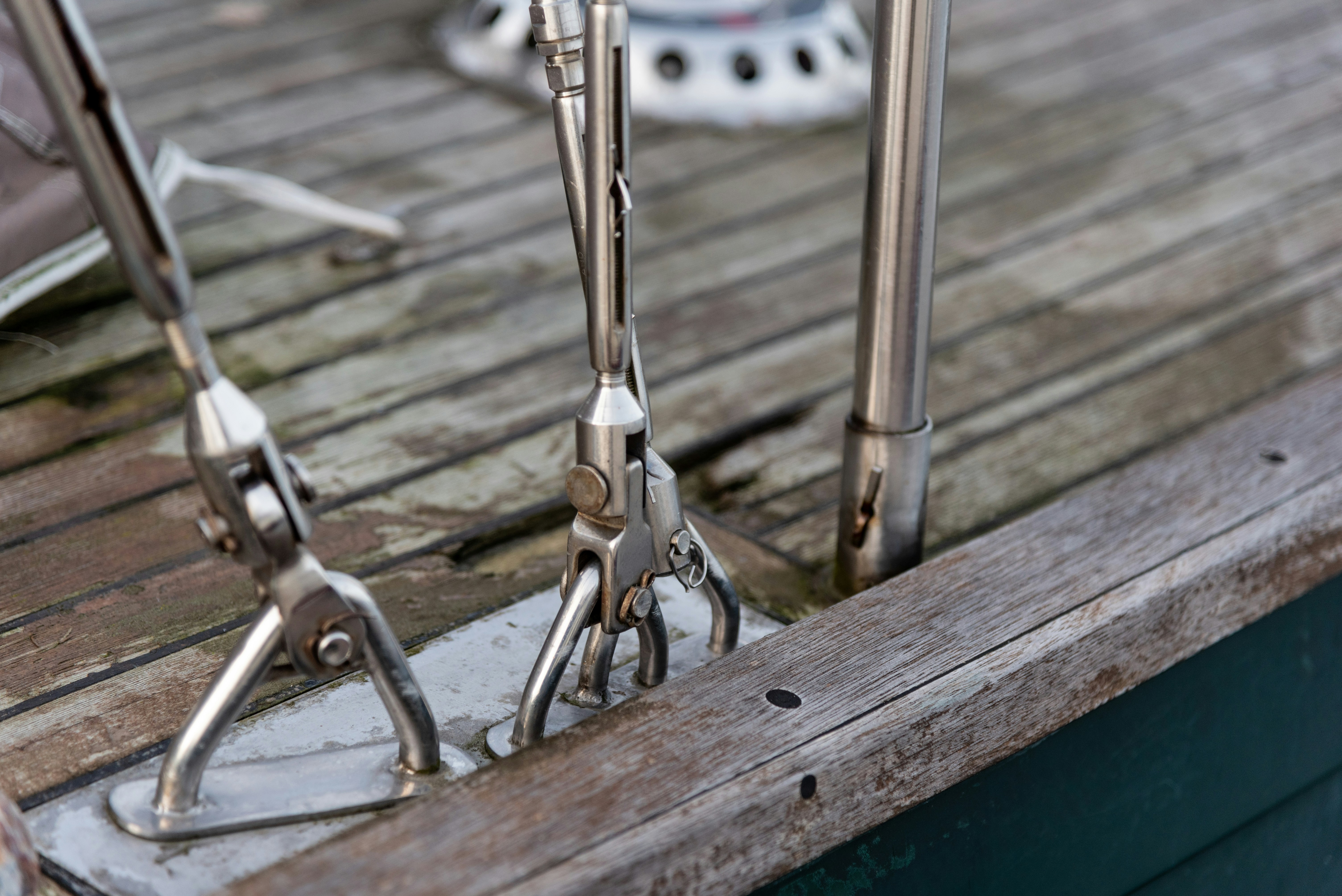 silberne Fahrradkette auf brauner Holzoberfläche