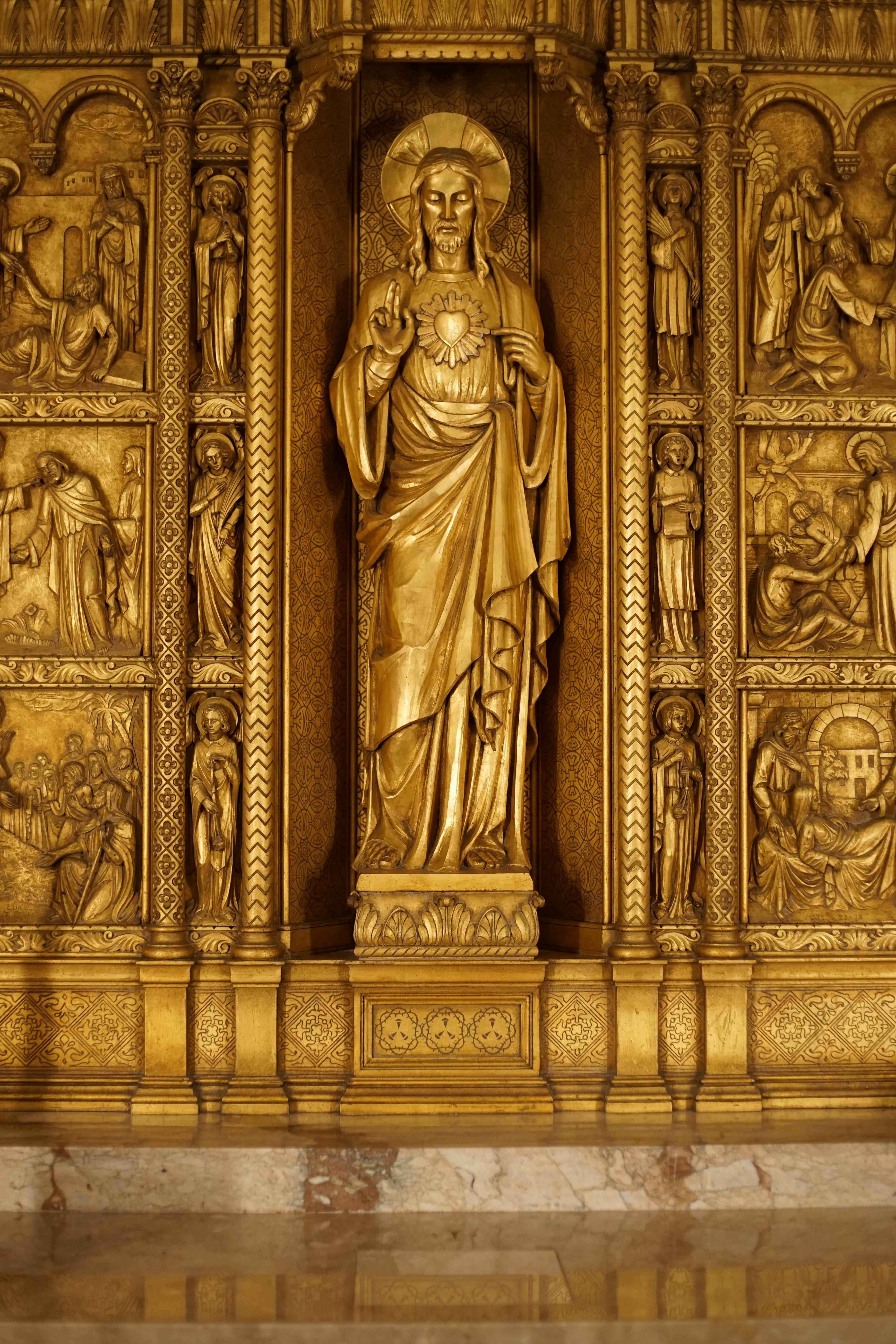 Estatua de hormigón gris del hombre