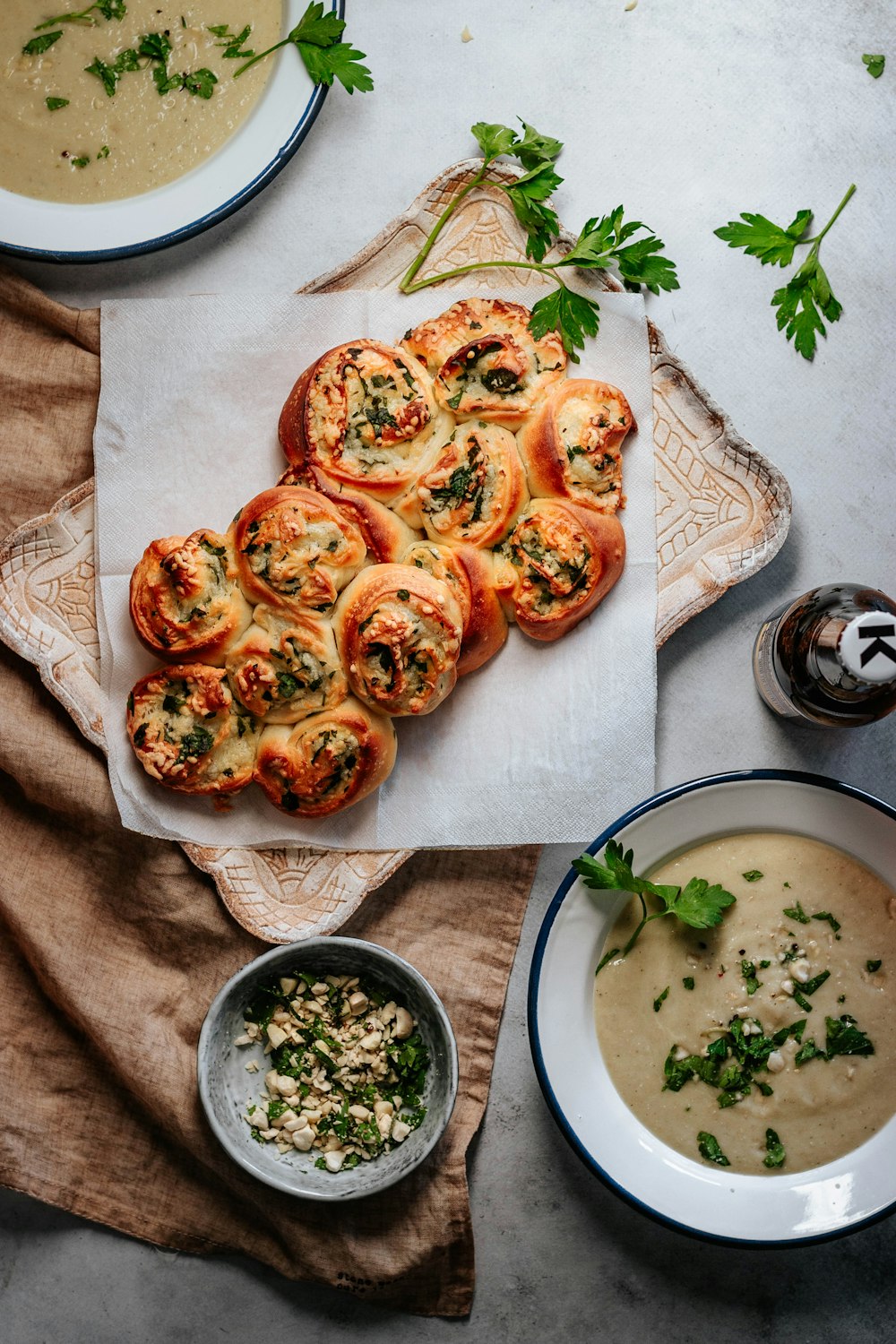 Schwarzbrot auf weißem Keramikteller