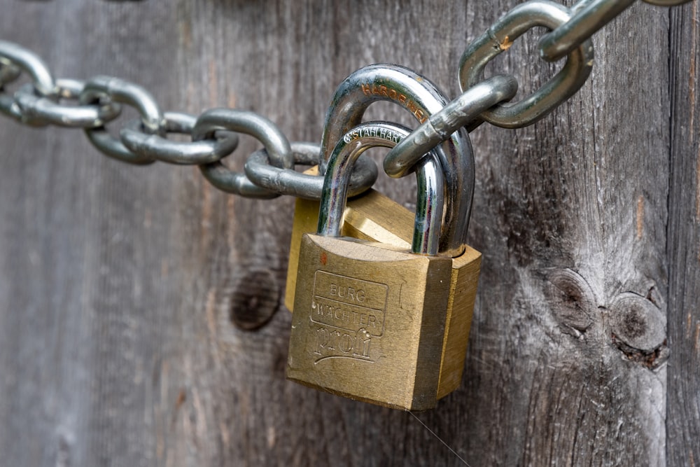 Cadenas marron sur clôture en bois marron