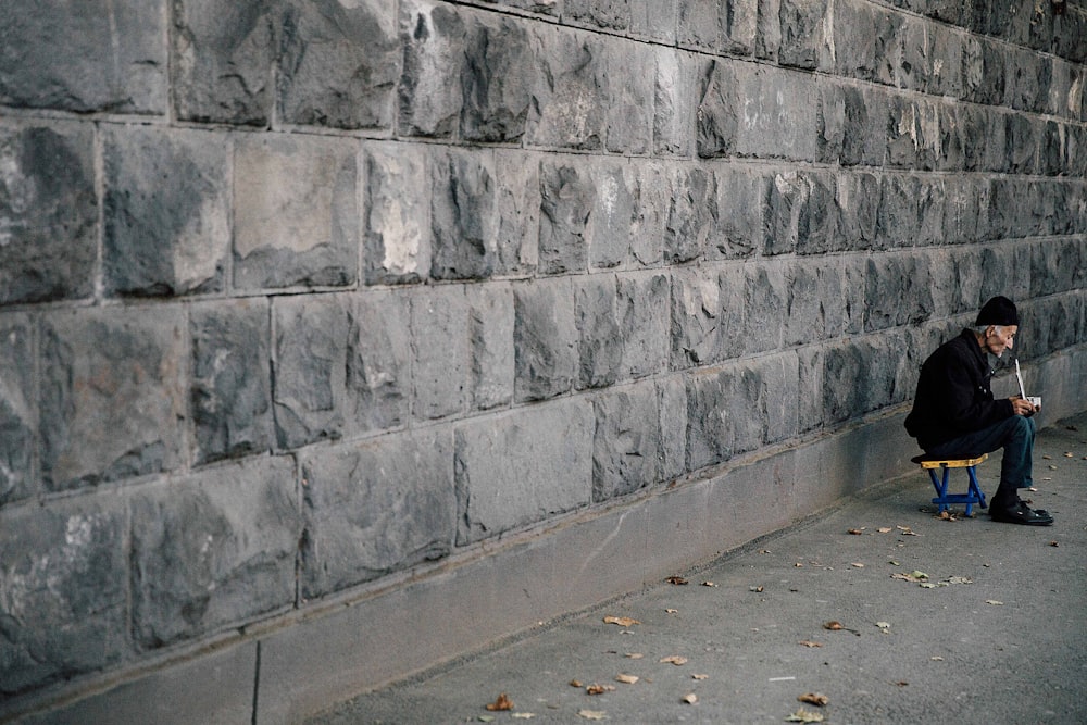 灰色のコンクリートの壁と灰色のコンクリートの壁
