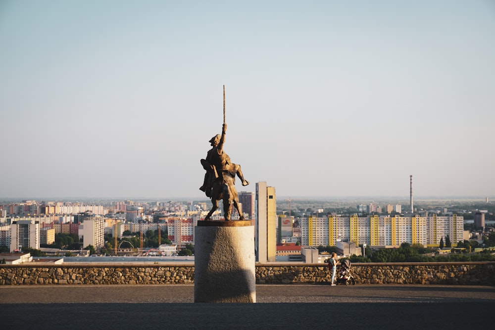 Estatua marrón de hombre sosteniendo espada