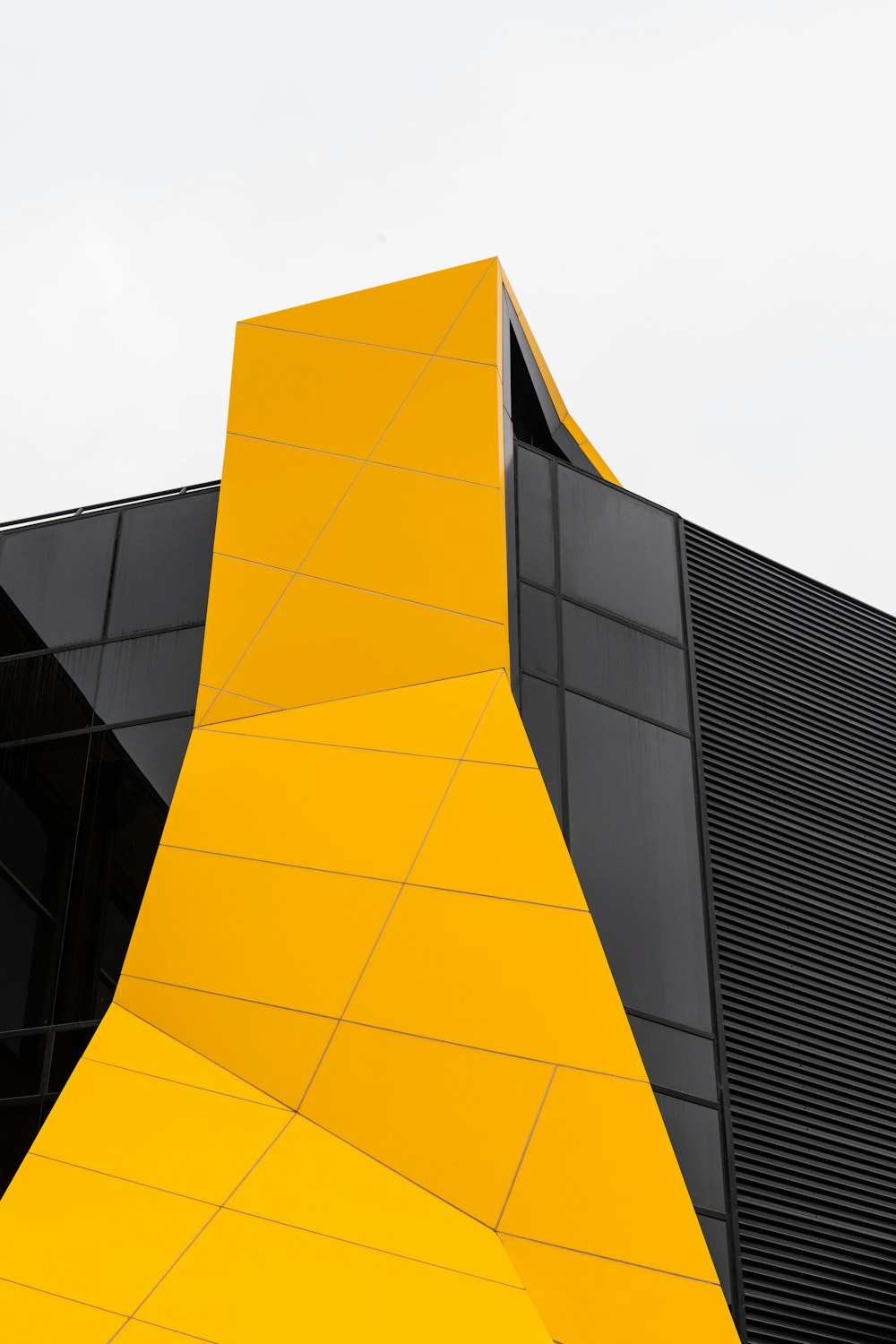 Edificio de vidrio amarillo y negro