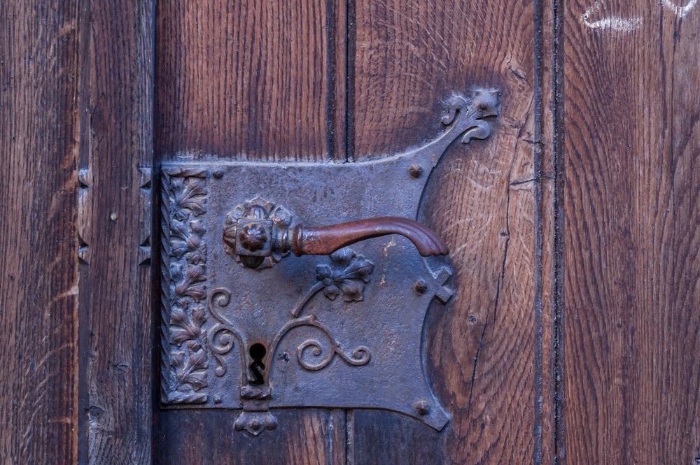 Porte en bois marron avec levier de porte en laiton