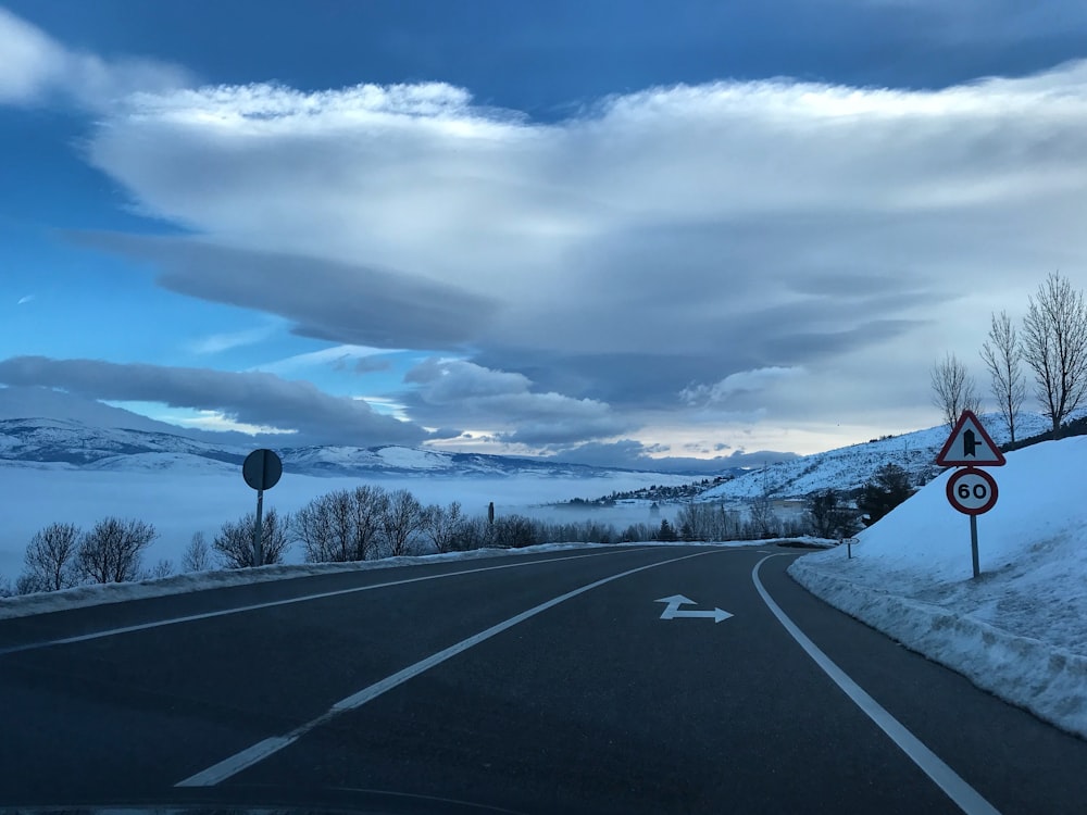 昼間の曇り空の下の灰色のアスファルト道路