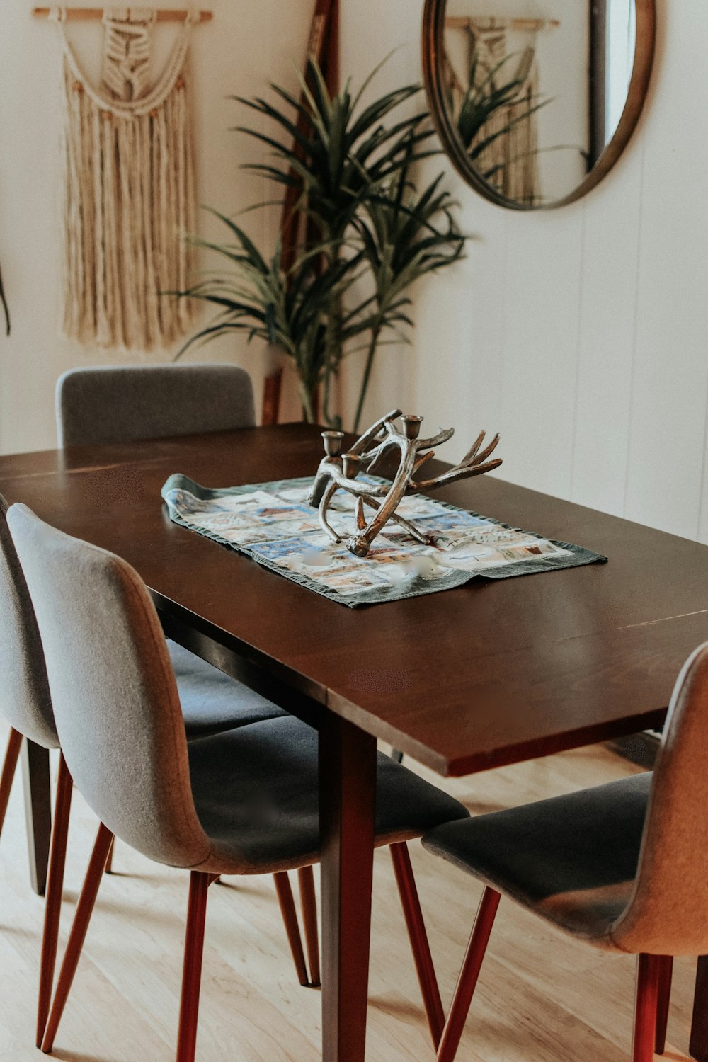 茶色の木製テーブルと椅子