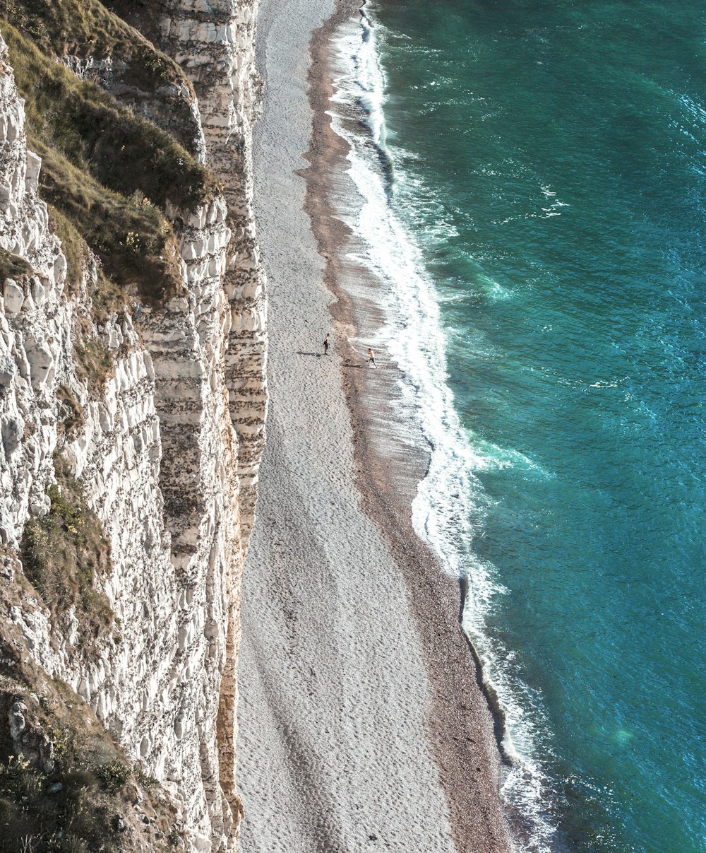 Vista aérea de la playa durante el día