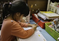 criança estudando em casa reforço escolar aula presencial