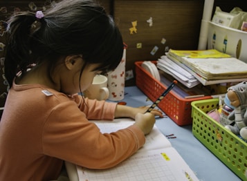 criança estudando em casa reforço escolar aula presencial