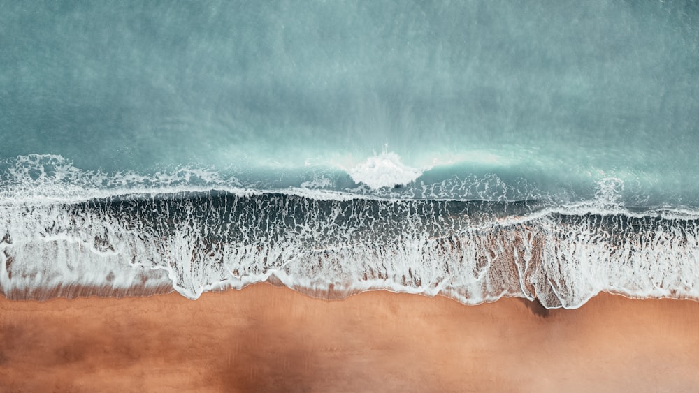 ondas do oceano na areia marrom