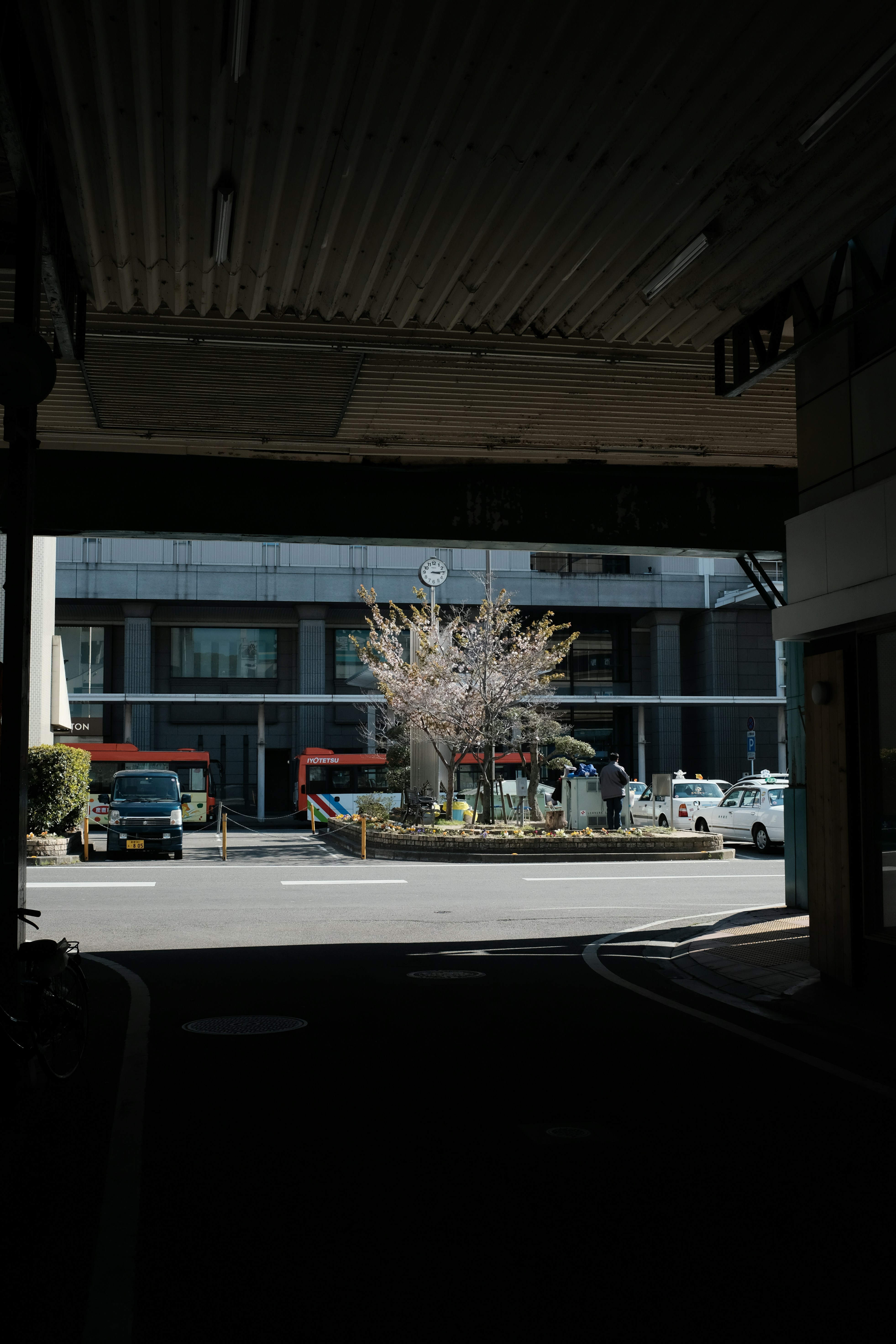 Human faces speak to us in a way that language cannot. Everyone recognize a smile, a frown, tears. Unsplash has the finest selection of people images on the web: high-def and curated for quality. Family, friends, men, women, Unsplash has photos for all.