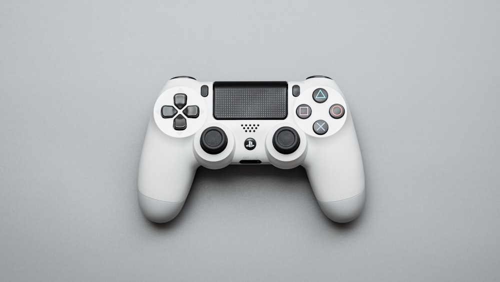 controller di gioco bianco e nero