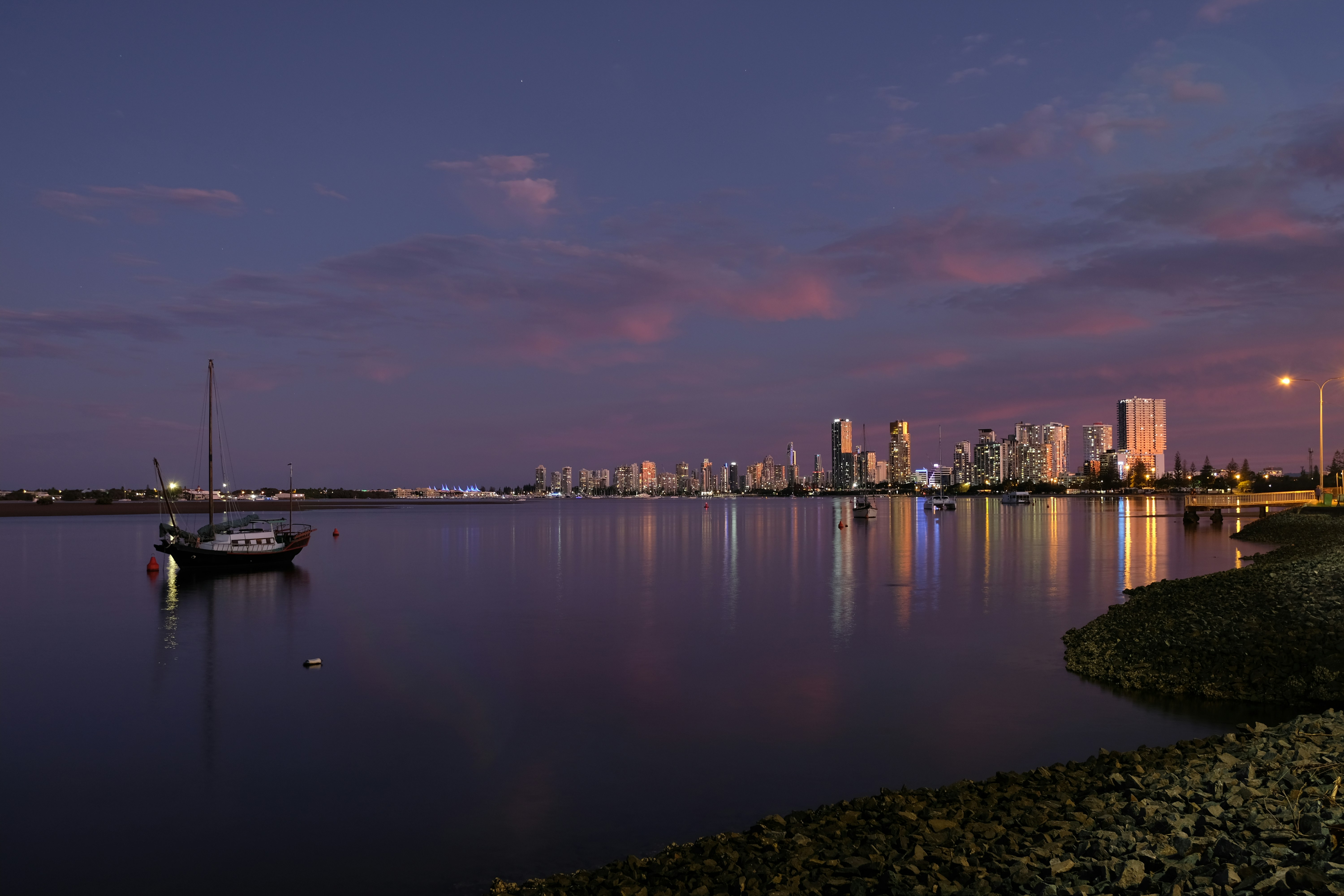 夜間の水域を横切る街のスカイライン