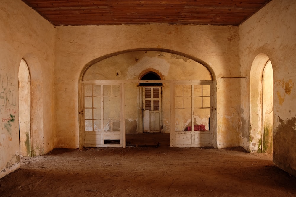 Bâtiment en béton brun avec porte en bois blanc