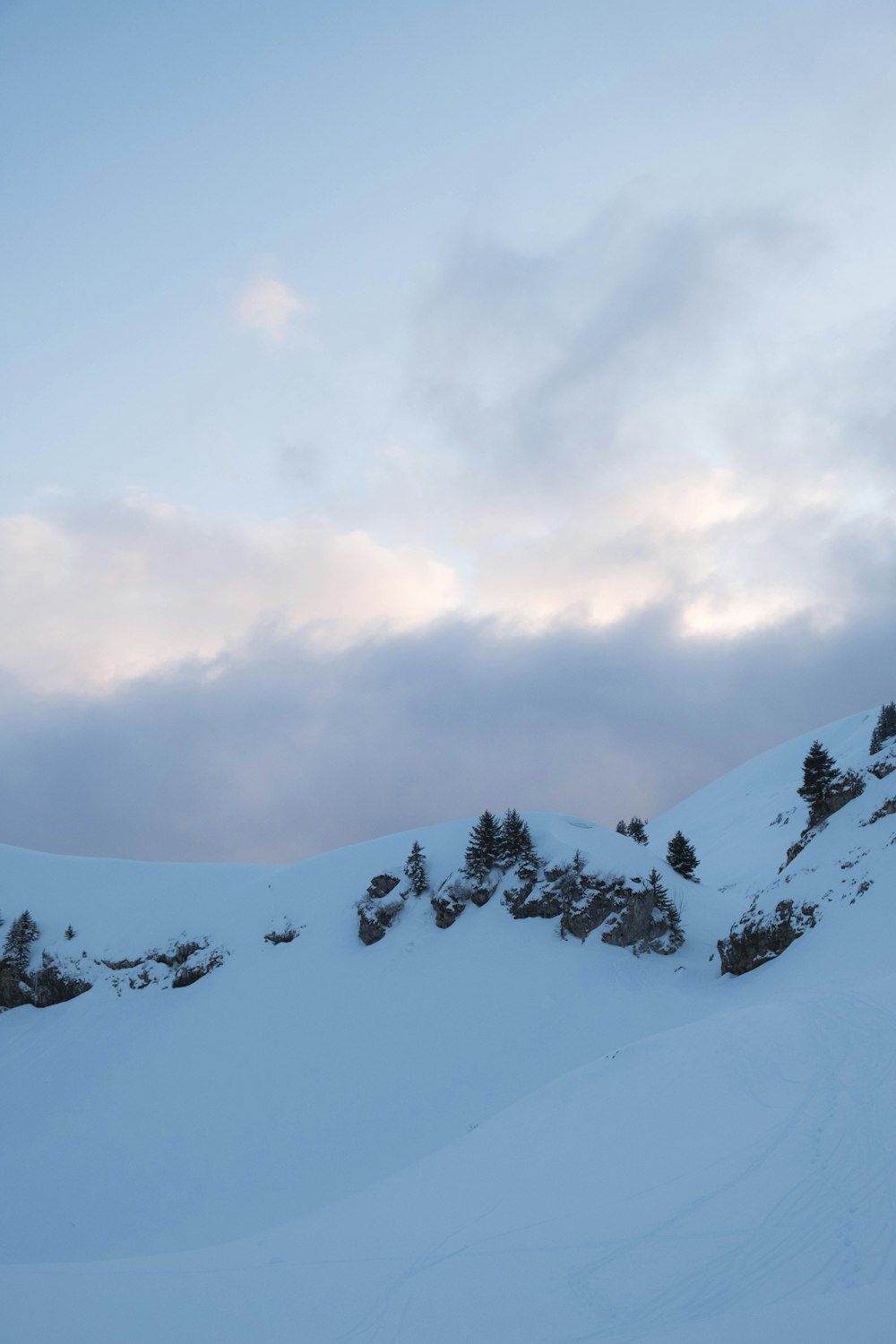 montaña cubierta de nieve bajo el cielo nublado durante el día