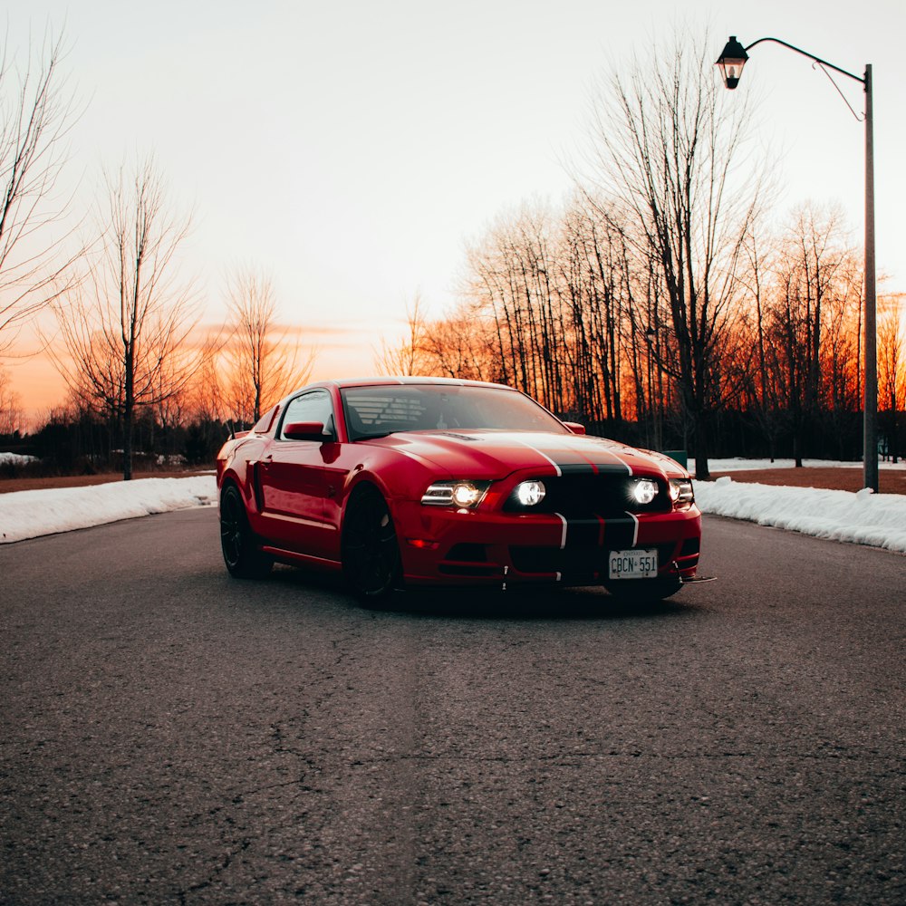 낮 동안 도로에 빨간 BMW M 3