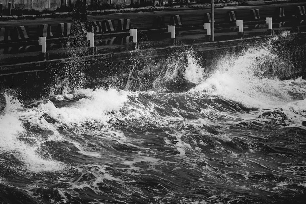 Foto en escala de grises de las olas de agua