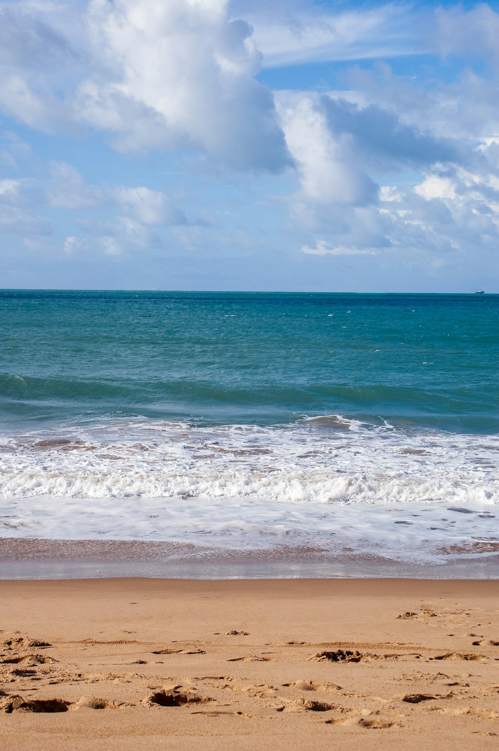 sea waves crashing on shore during daytime