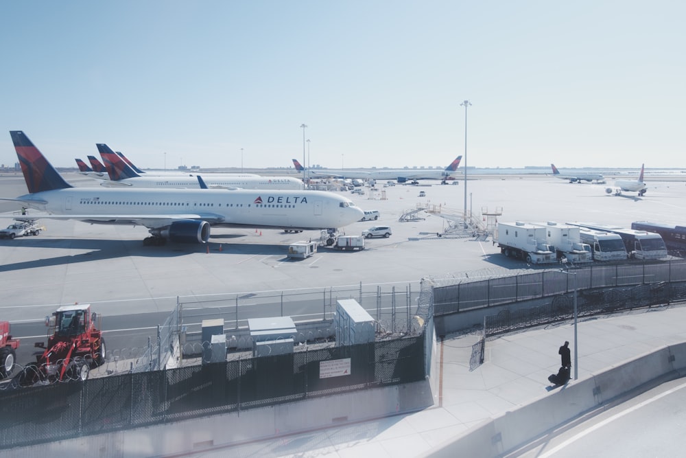 昼間の空港の白い旅客機