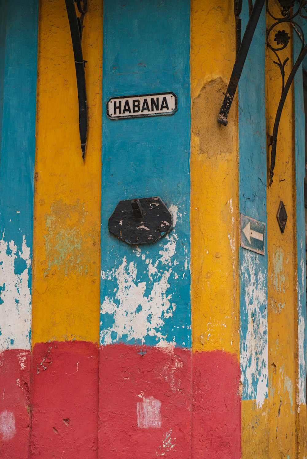 parede pintada de vermelho amarelo e azul