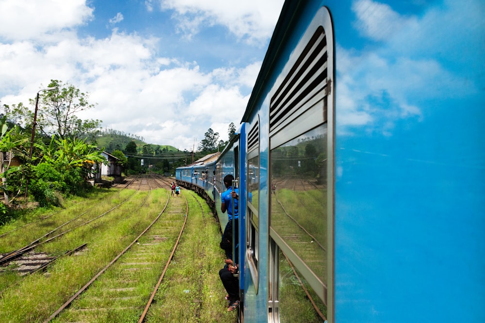 Tren azul en la vía férrea durante el día