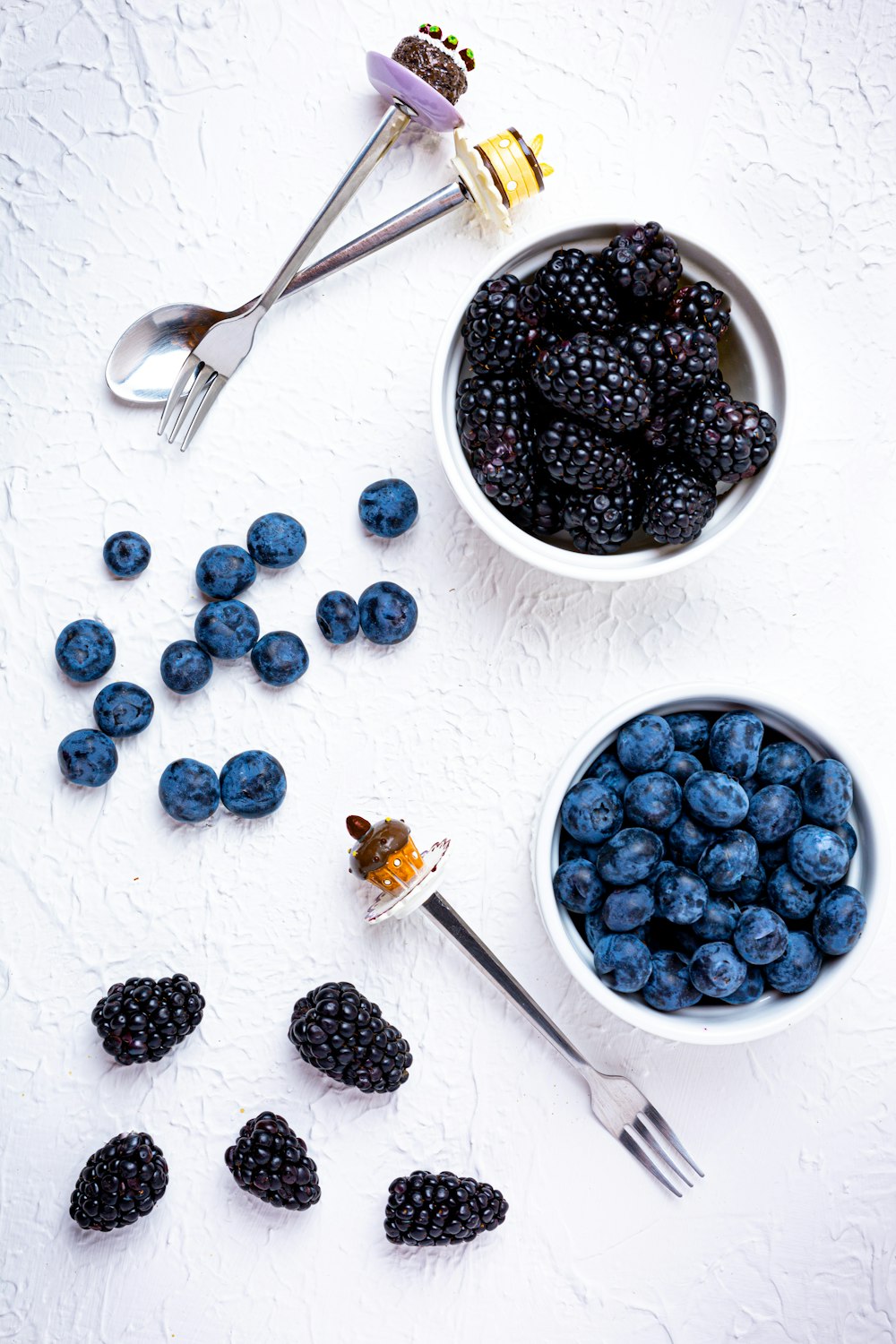 Blaue Beeren auf weißer Keramikschale