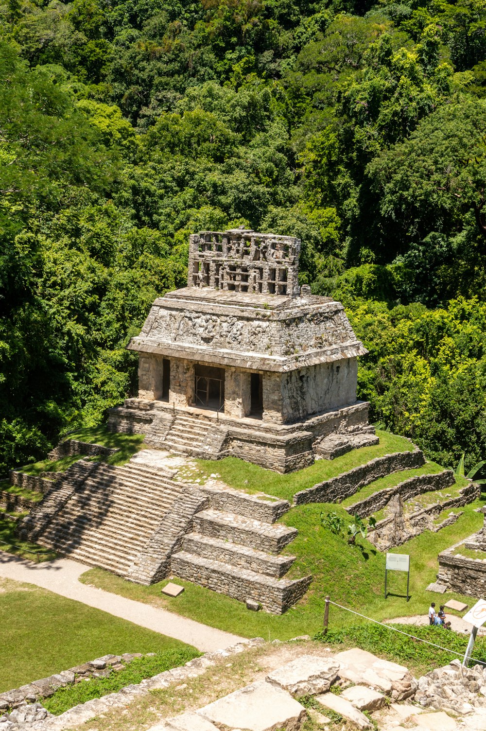 edifício de concreto cinza cercado por árvores verdes durante o dia