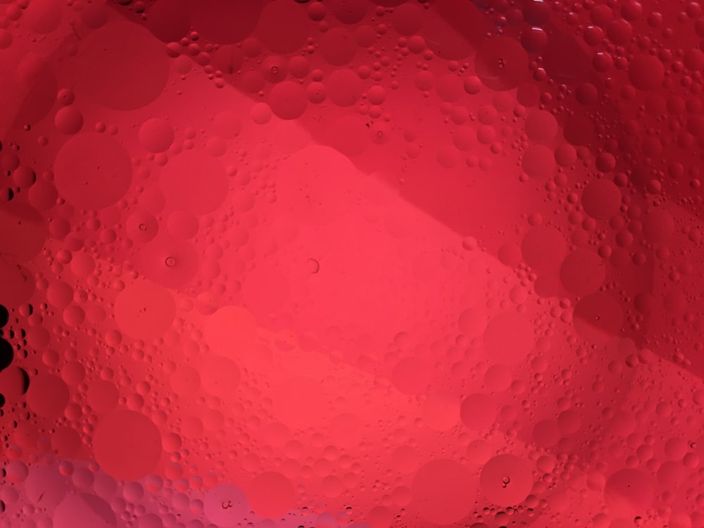 gotas de agua en una superficie roja